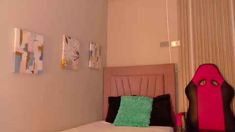 Snapshot of meli_peach chatting on 11.23.25 meli_peach online show from 11.23.25