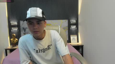 Snapshot of meliodas18_ chatting on 11.05.25 Meliodas online show from 11.05.25