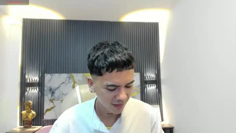 Snapshot of meliodas18_ chatting on 11.08.25 Meliodas online show from 11.08.25