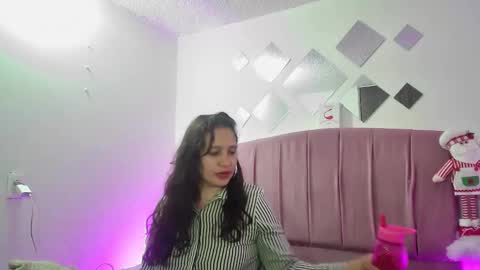 Snapshot of melissa_milf_of chatting on 12.17.24 MELISSA online show from 12.17.24