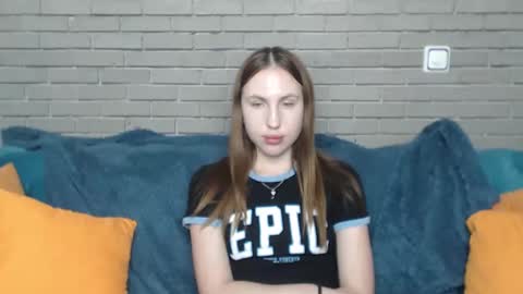 Snapshot of mellingi chatting on 10.19.25 mellingi online show from 10.19.25
