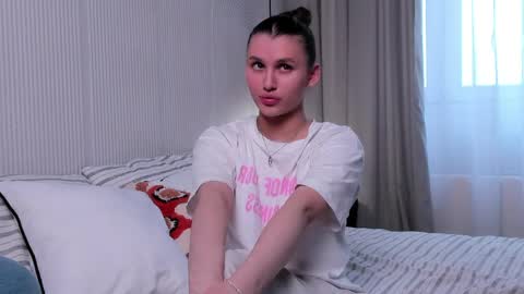 Snapshot of mellisamckeel chatting on 04.06.26 Lia online show from 04.06.26