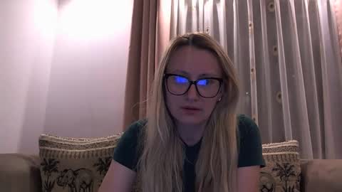Snapshot of melly_rosey chatting on 05.10.26 Melly online show from 05.10.26