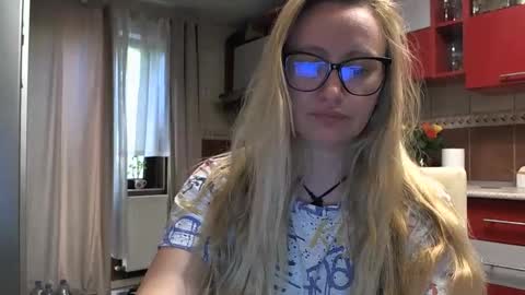 Snapshot of melly_rosey chatting on 05.19.26 Melly online show from 05.19.26