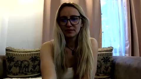 Snapshot of melly_rosey chatting on 06.09.26 Melly online show from 06.09.26