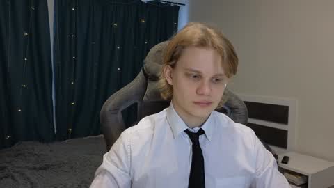 Snapshot of meow_mickey chatting on 12.15.24 Mickey online show from 12.15.24