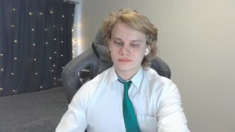 Snapshot of meow_mickey chatting on 12.17.24 Mickey online show from 12.17.24