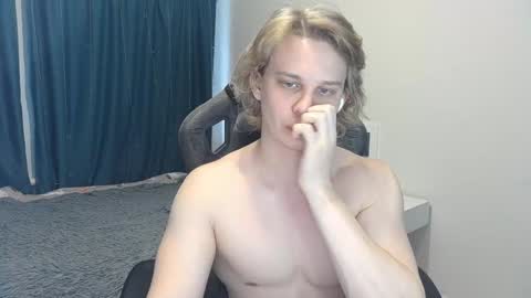 Snapshot of meow_mickey chatting on 12.18.24 Mickey online show from 12.18.24