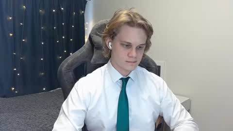 Snapshot of meow_mickey chatting on 12.19.24 Mickey online show from 12.19.24