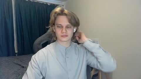 Snapshot of meow_mickey chatting on 12.21.24 Mickey online show from 12.21.24