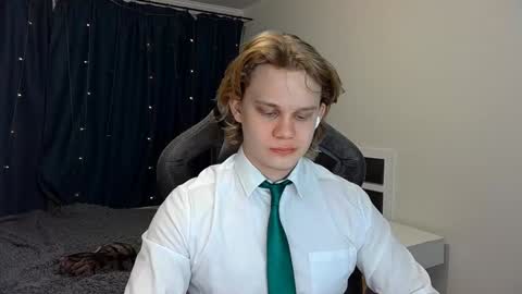 Snapshot of meow_mickey chatting on 12.25.24 Mickey online show from 12.25.24