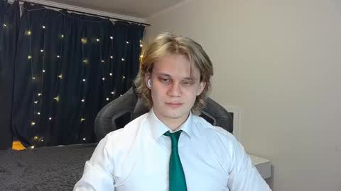 Snapshot of meow_mickey chatting on 12.25.24 Mickey online show from 12.25.24