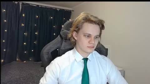 Snapshot of meow_mickey chatting on 12.27.24 Mickey online show from 12.27.24