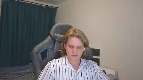 Snapshot of meow_mickey chatting on 02.13.25 Mickey online show from 02.13.25