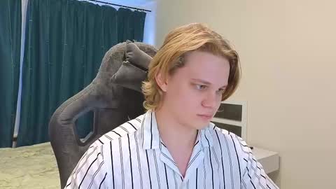 Snapshot of meow_mickey chatting on 02.20.25 Mickey online show from 02.20.25