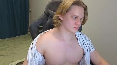 Snapshot of meow_mickey chatting on 02.26.25 Mickey online show from 02.26.25