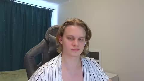 Snapshot of meow_mickey chatting on 03.04.25 Mickey online show from 03.04.25