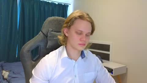 Snapshot of meow_mickey chatting on 03.08.25 Mickey online show from 03.08.25