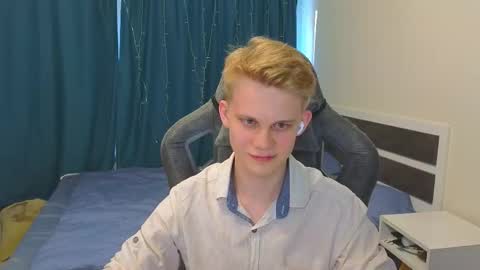 Snapshot of meow_mickey chatting on 09.10.25 Mickey online show from 09.10.25