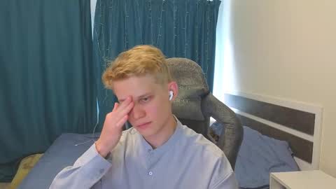 Snapshot of meow_mickey chatting on 09.16.25 Mickey online show from 09.16.25