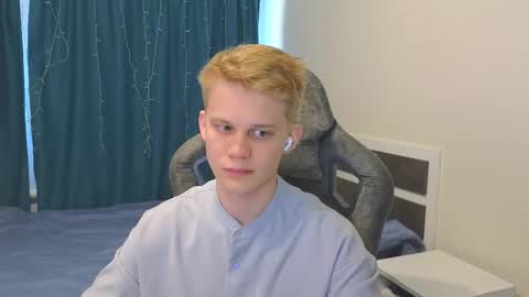 Snapshot of meow_mickey chatting on 09.17.25 Mickey online show from 09.17.25