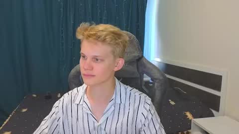 Snapshot of meow_mickey chatting on 10.01.25 Mickey online show from 10.01.25