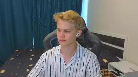 Snapshot of meow_mickey chatting on 10.03.25 Mickey online show from 10.03.25