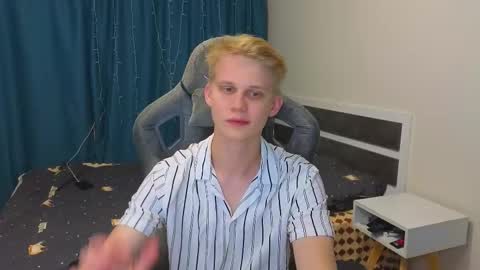 Snapshot of meow_mickey chatting on 10.09.25 Mickey online show from 10.09.25