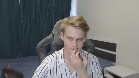 Snapshot of meow_mickey chatting on 10.19.25 Mickey online show from 10.19.25