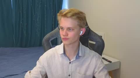 Snapshot of meow_mickey chatting on 10.21.25 Mickey online show from 10.21.25