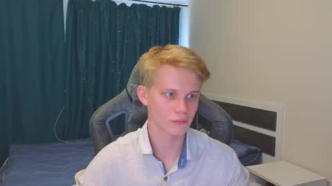 Snapshot of meow_mickey chatting on 10.23.25 Mickey online show from 10.23.25