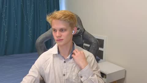 Snapshot of meow_mickey chatting on 10.30.25 Mickey online show from 10.30.25