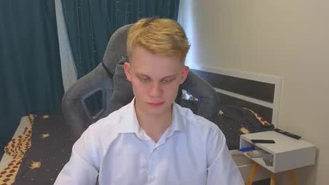 Snapshot of meow_mickey chatting on 11.10.25 Mickey online show from 11.10.25