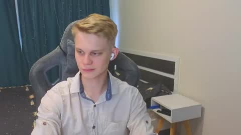 Snapshot of meow_mickey chatting on 11.12.25 Mickey online show from 11.12.25