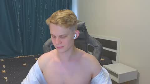 Snapshot of meow_mickey chatting on 11.19.25 Mickey online show from 11.19.25