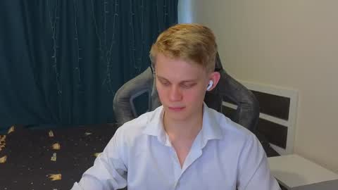 Snapshot of meow_mickey chatting on 11.20.25 Mickey online show from 11.20.25