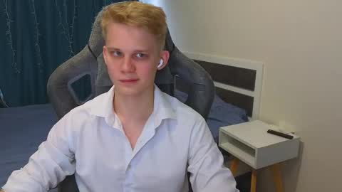 Snapshot of meow_mickey chatting on 11.22.25 Mickey online show from 11.22.25