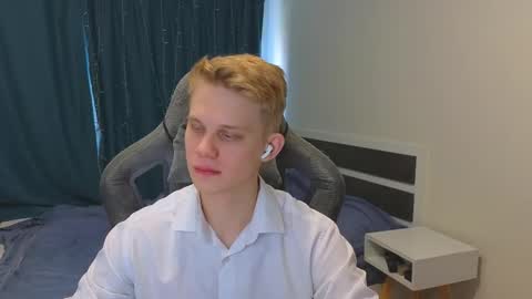 Snapshot of meow_mickey chatting on 11.25.25 Mickey online show from 11.25.25