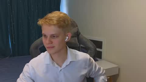 Snapshot of meow_mickey chatting on 11.26.25 Mickey online show from 11.26.25