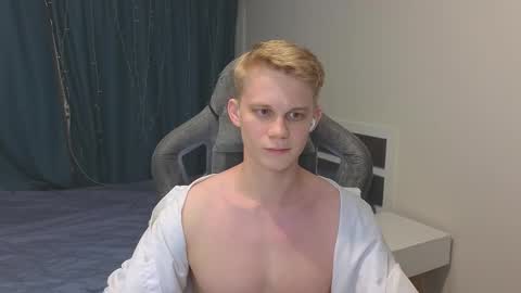 Snapshot of meow_mickey chatting on 12.04.25 Mickey online show from 12.04.25