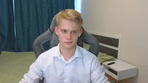 Snapshot of meow_mickey chatting on 12.15.25 Mickey online show from 12.15.25