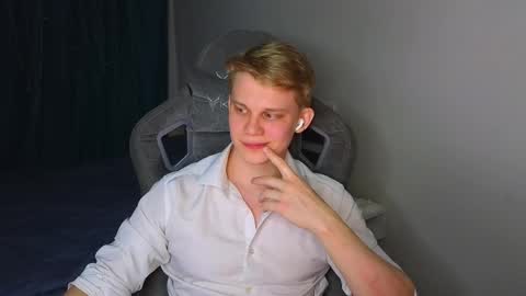 Snapshot of meow_mickey chatting on 02.26.26 Mickey online show from 02.26.26