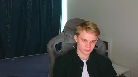 Snapshot of meow_mickey chatting on 02.28.26 Mickey online show from 02.28.26