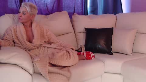 Snapshot of messyholesfuck chatting on 02.18.25 Jenny online show from 02.18.25