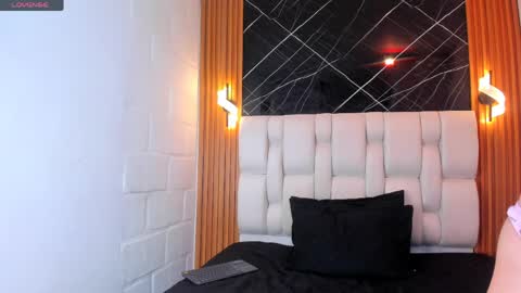 Snapshot of mia89_dl chatting on 04.15.26 Mia online show from 04.15.26