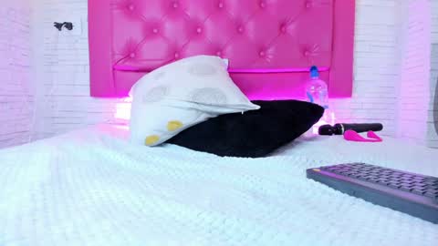 Snapshot of mia__099 chatting on 01.30.25 Mia Blonde online show from 01.30.25