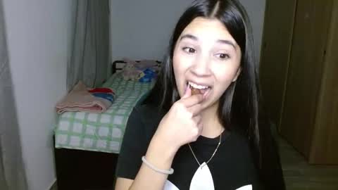 Snapshot of mia__lopez_ chatting on 10.08.25 Mia online show from 10.08.25