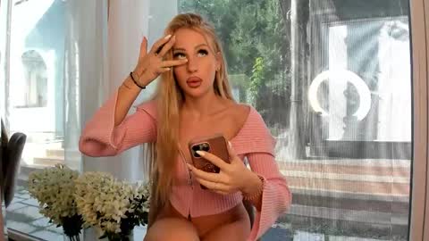 Mia  Milan online show from 10.22.25