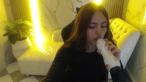 Mia  online show from 10.15.25