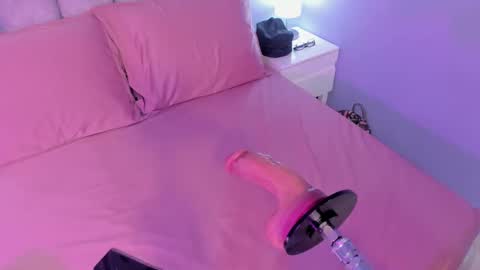 Snapshot of mia_cataleiya chatting on 10.01.25 mia online show from 10.01.25